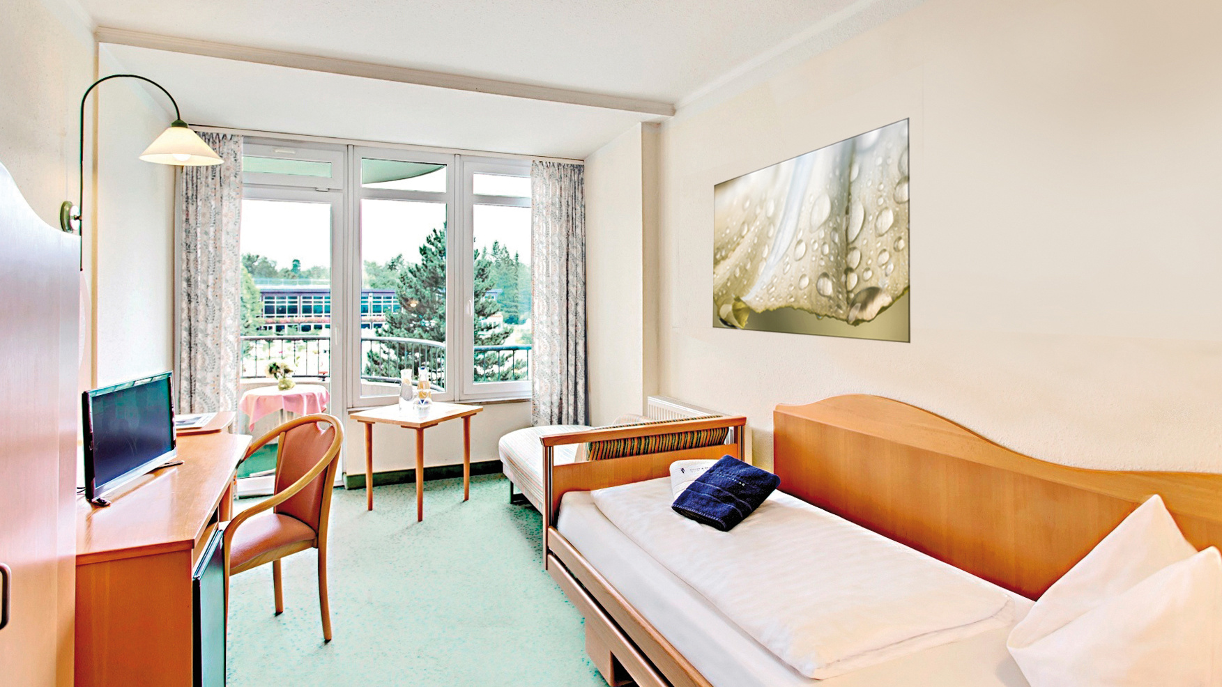 Standardzimmer mit Bett und Tisch