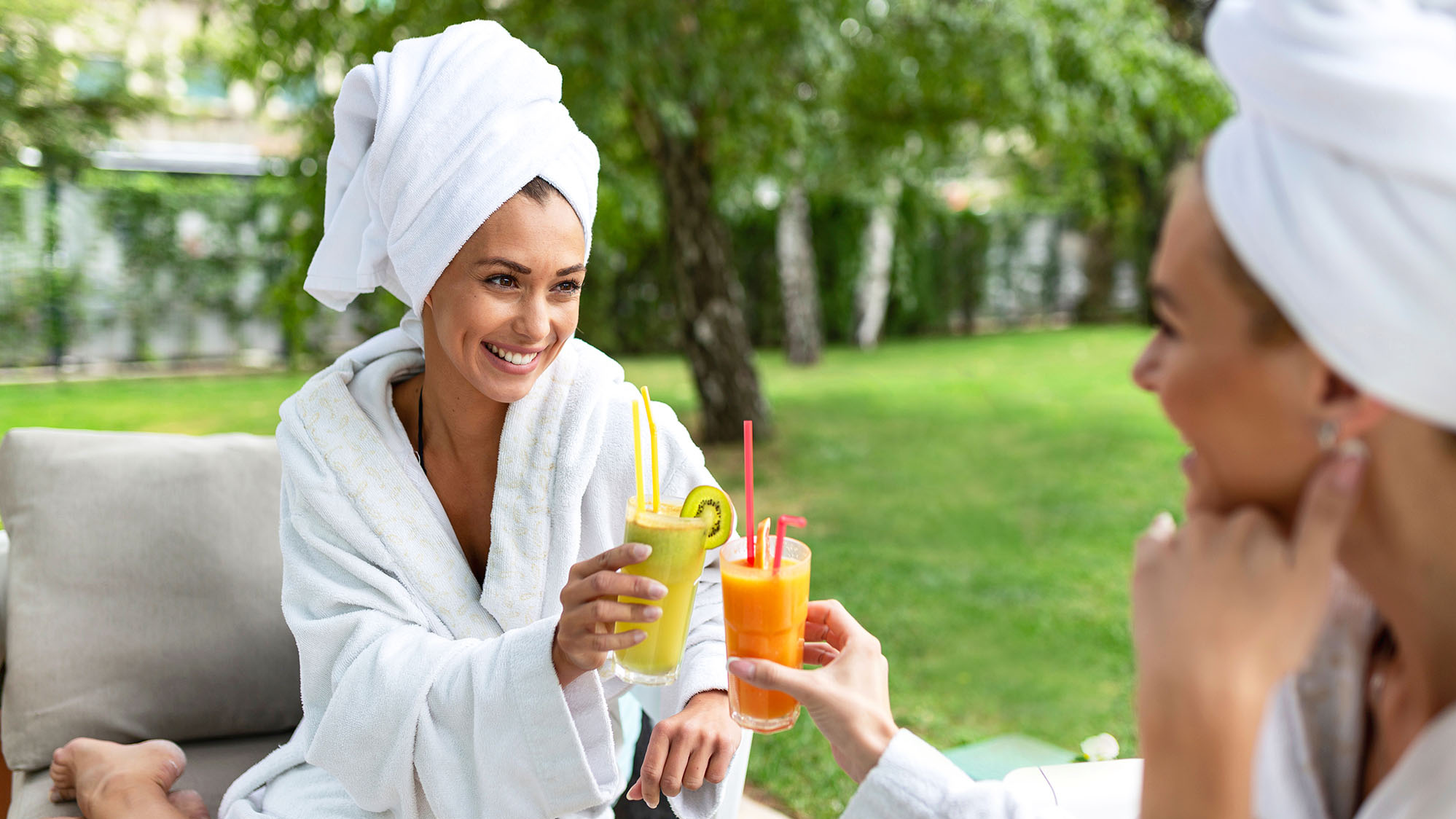 Zwei Personen im Bademantel genießen einen gesunden Smoothie
