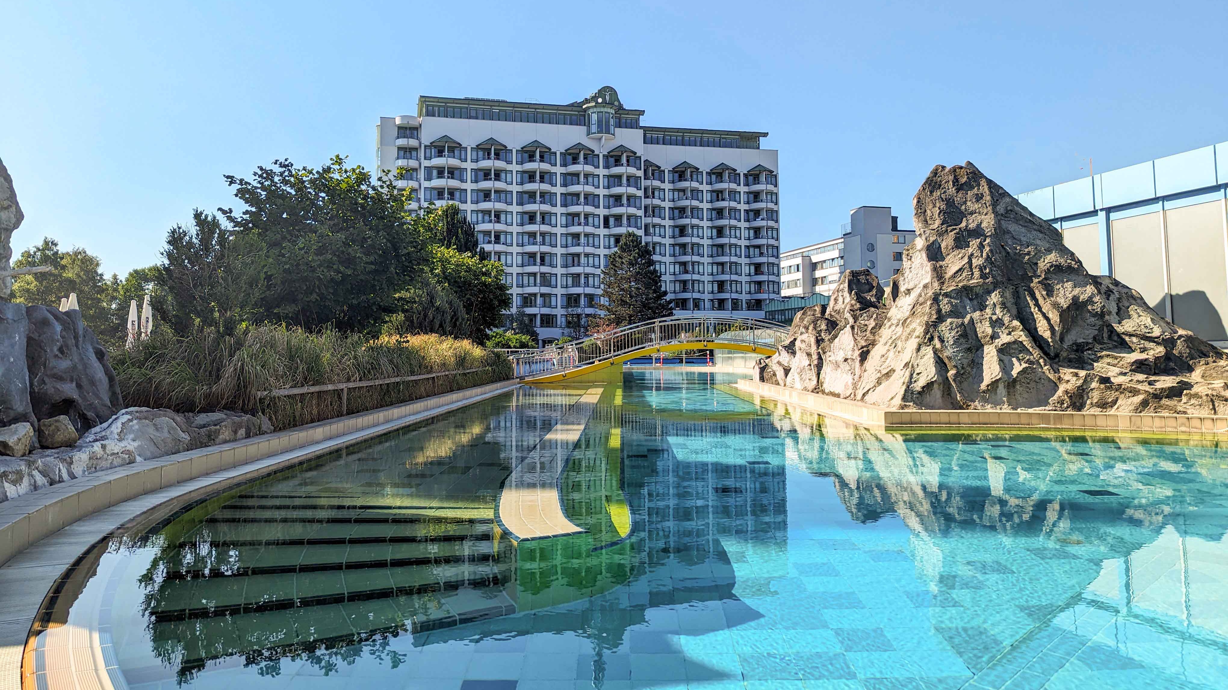 Therme im Vordergrund, Fachklinik im Hintergrund