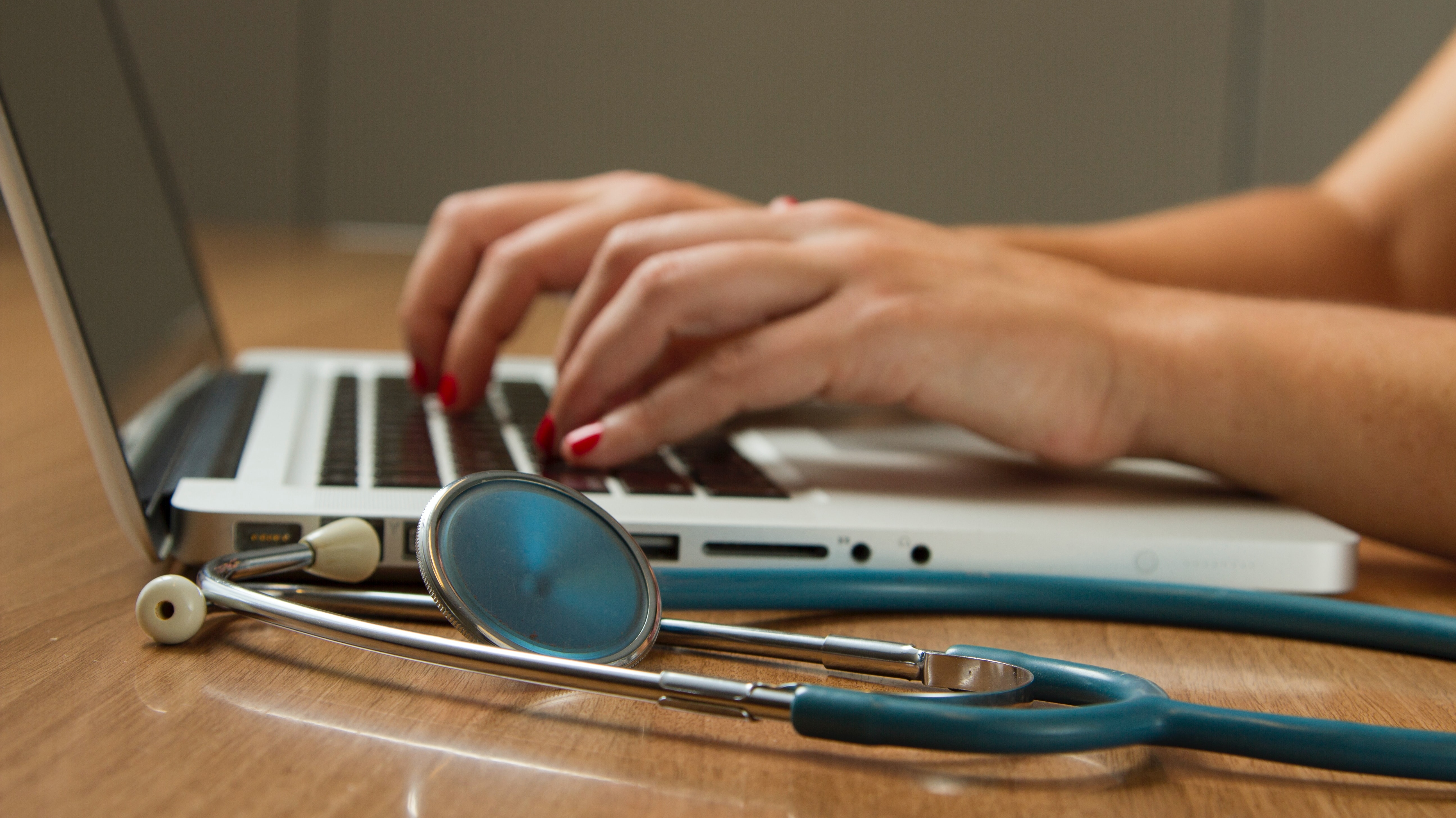 Ärztin am Laptop mit Stethoskop