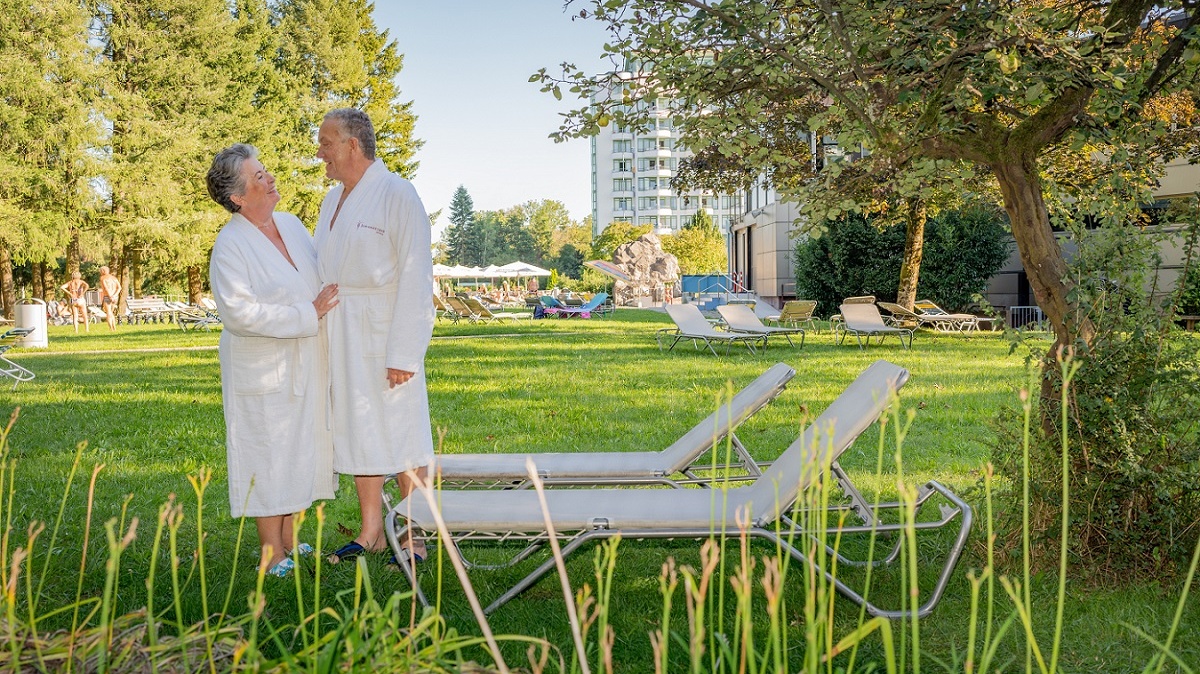 Paar in den Außenbereichen der Johannesbad Therme