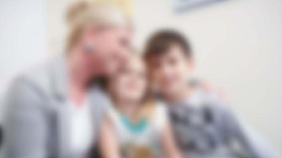 Verschwommenes Bild einer Mutter mit ihren beiden Kindern