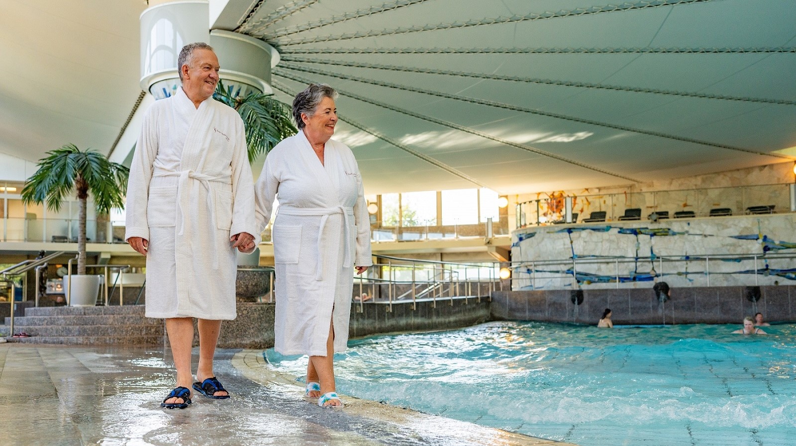 Paar am Wellenbad der Johannesbad Therme