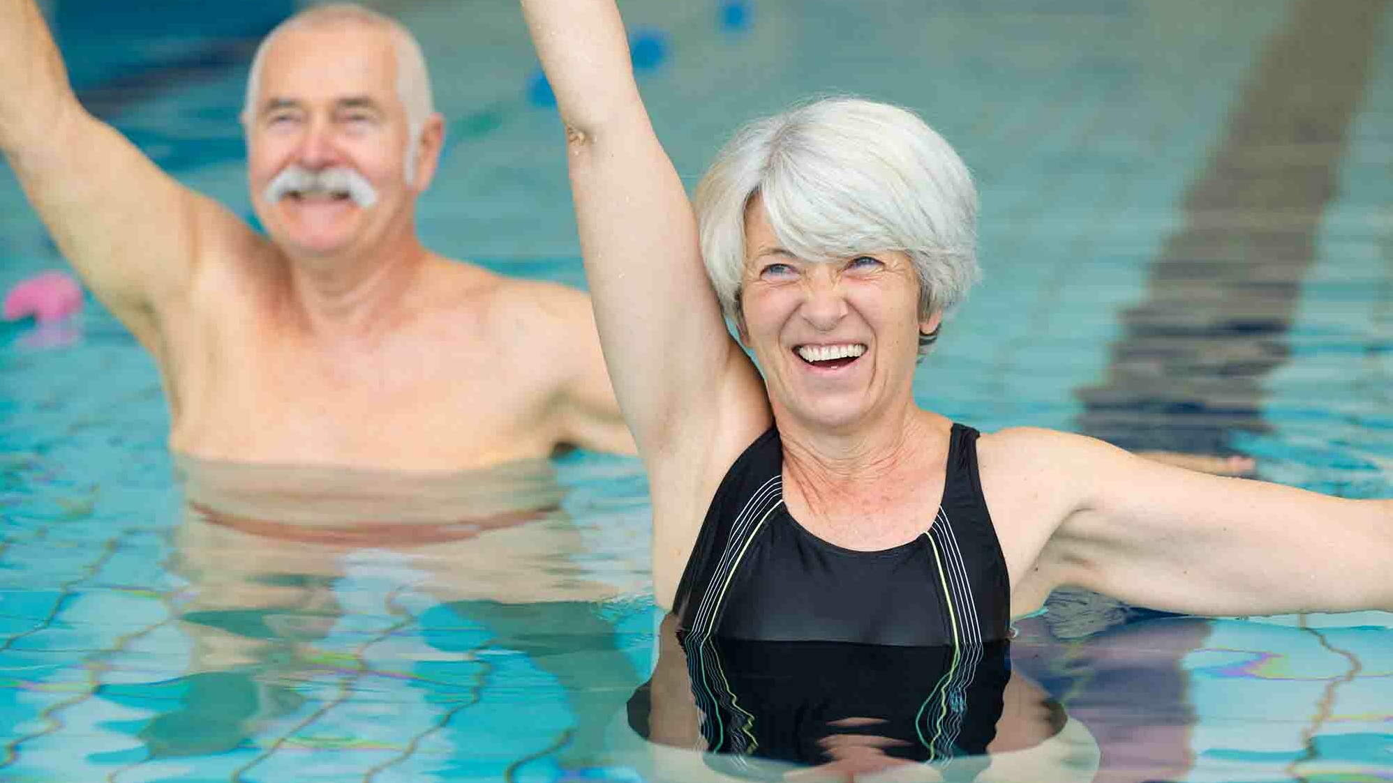 Gymnastik im Wasser Senioren-Paar