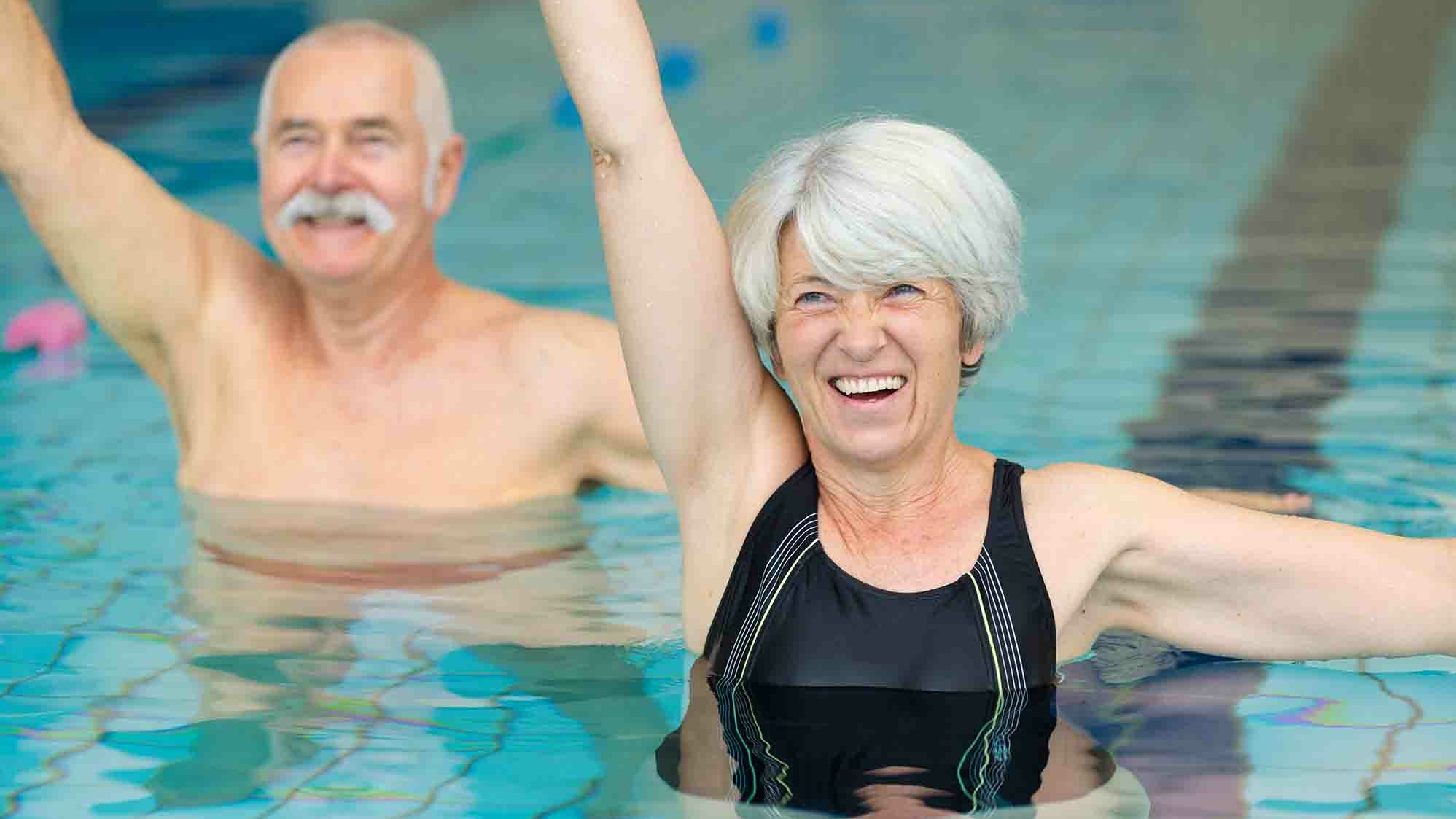 Seniorenpaar bei der Aquagymnastik