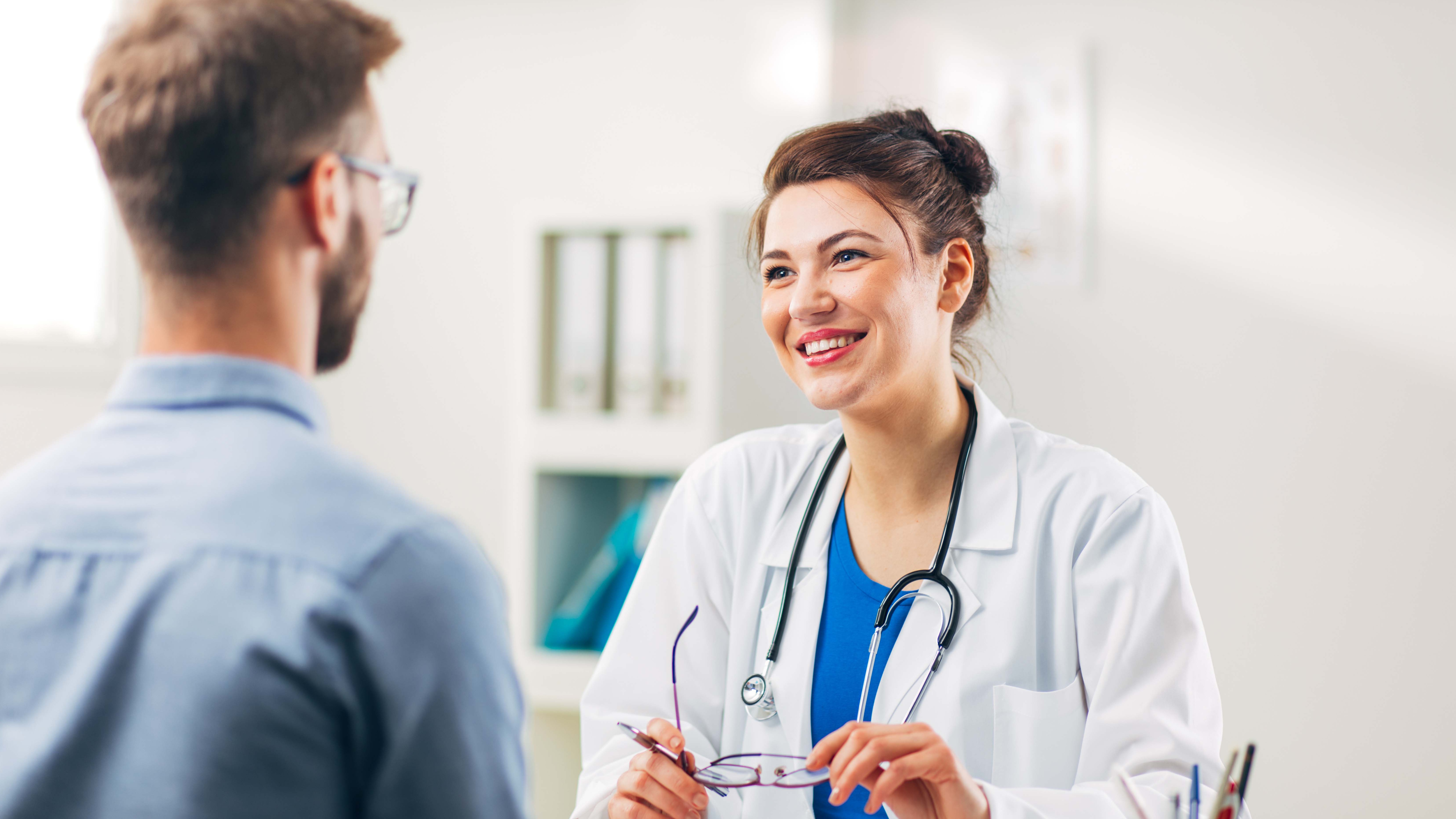 Ärztin im Gespräch mit einem Patienten