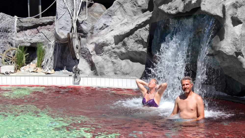 Paar in der Salzwasser-Felsenlagune der Johannesbad Therme