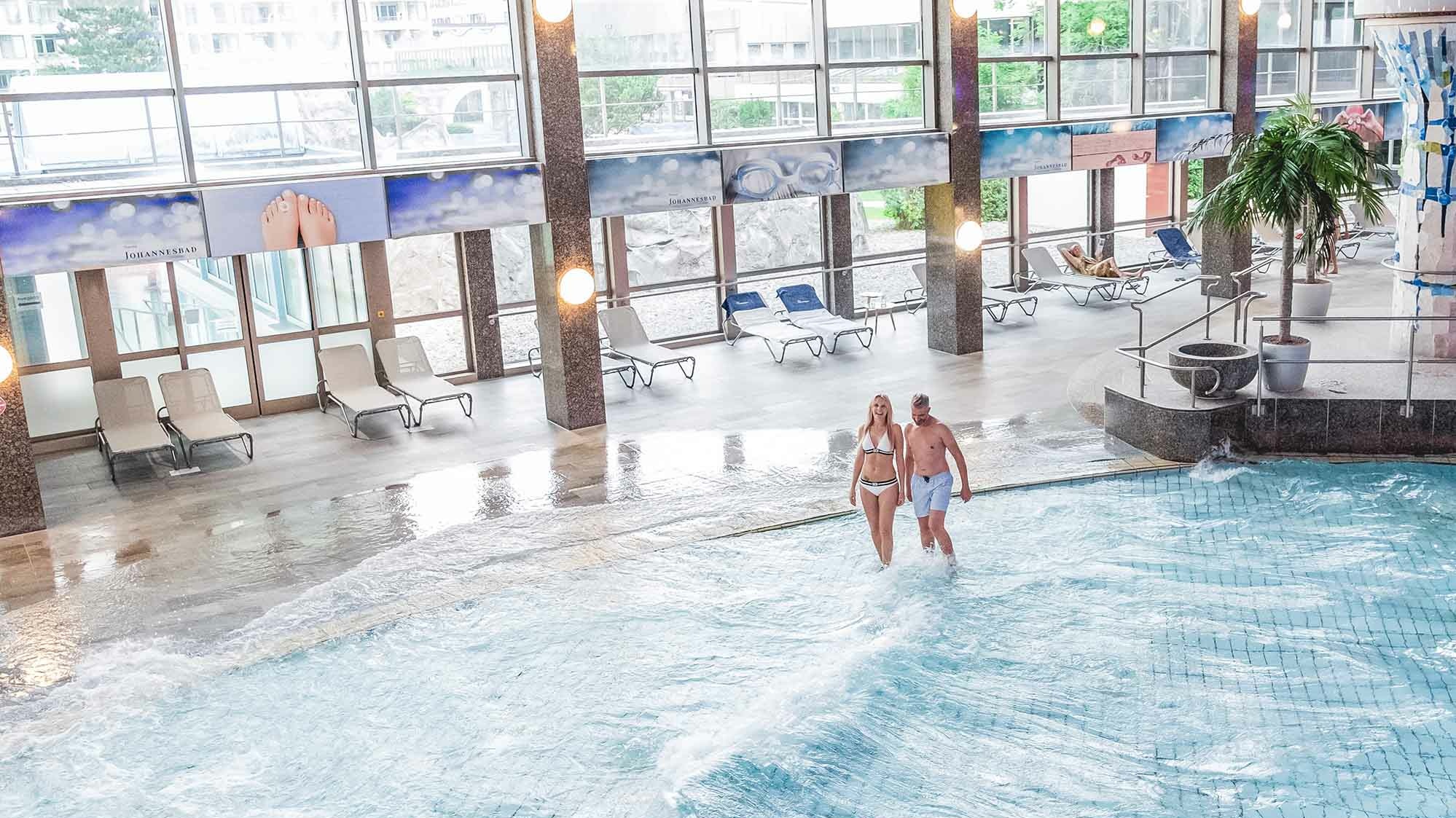 Paar spaziert im Wellenbad