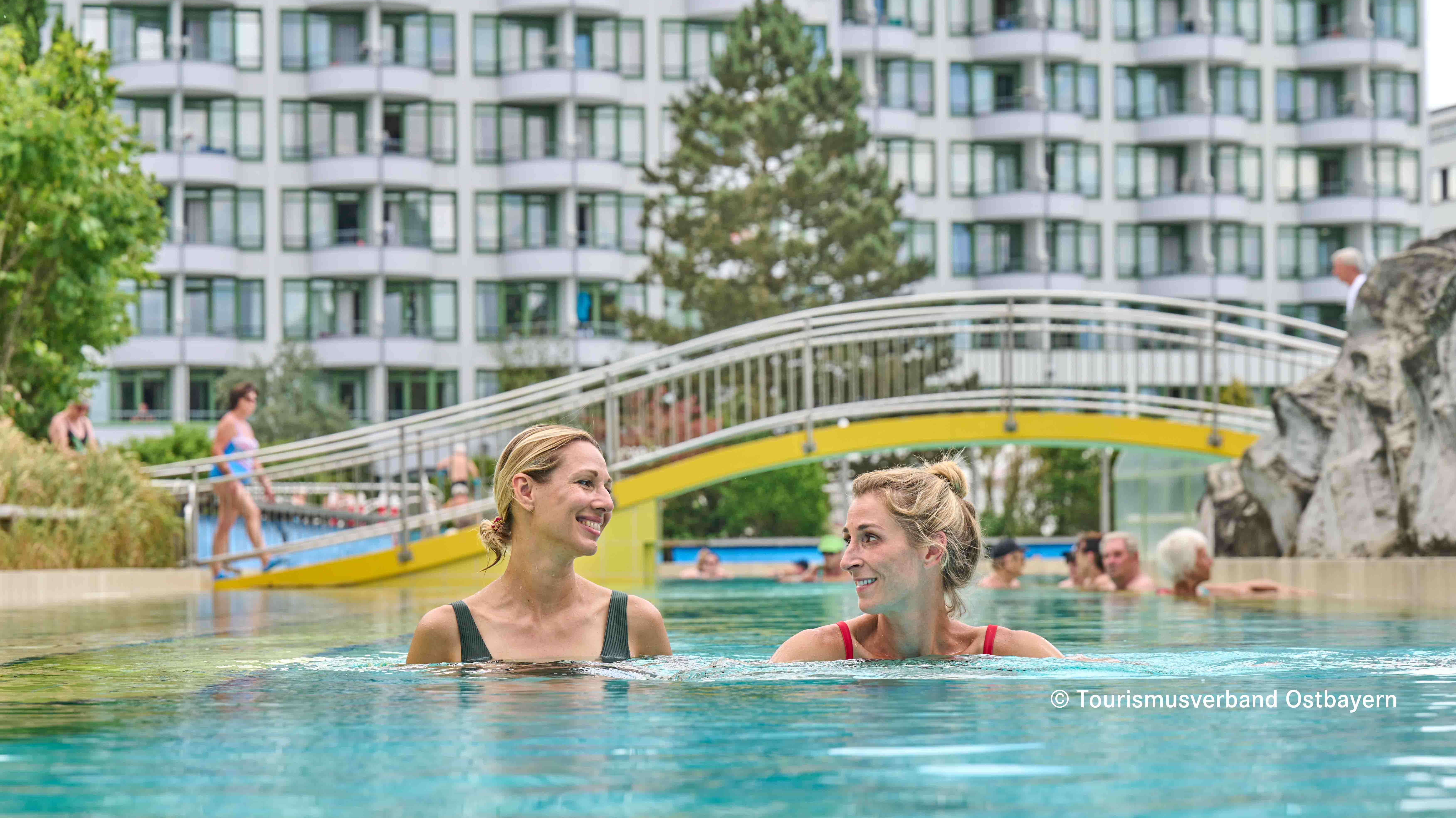 Zwei Damen im Gegenstrombad der Johannesbad Therme