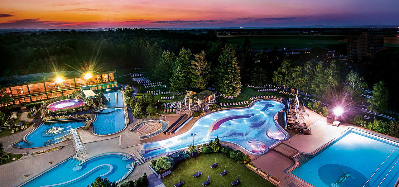 Johannesbad Therme bei Nacht