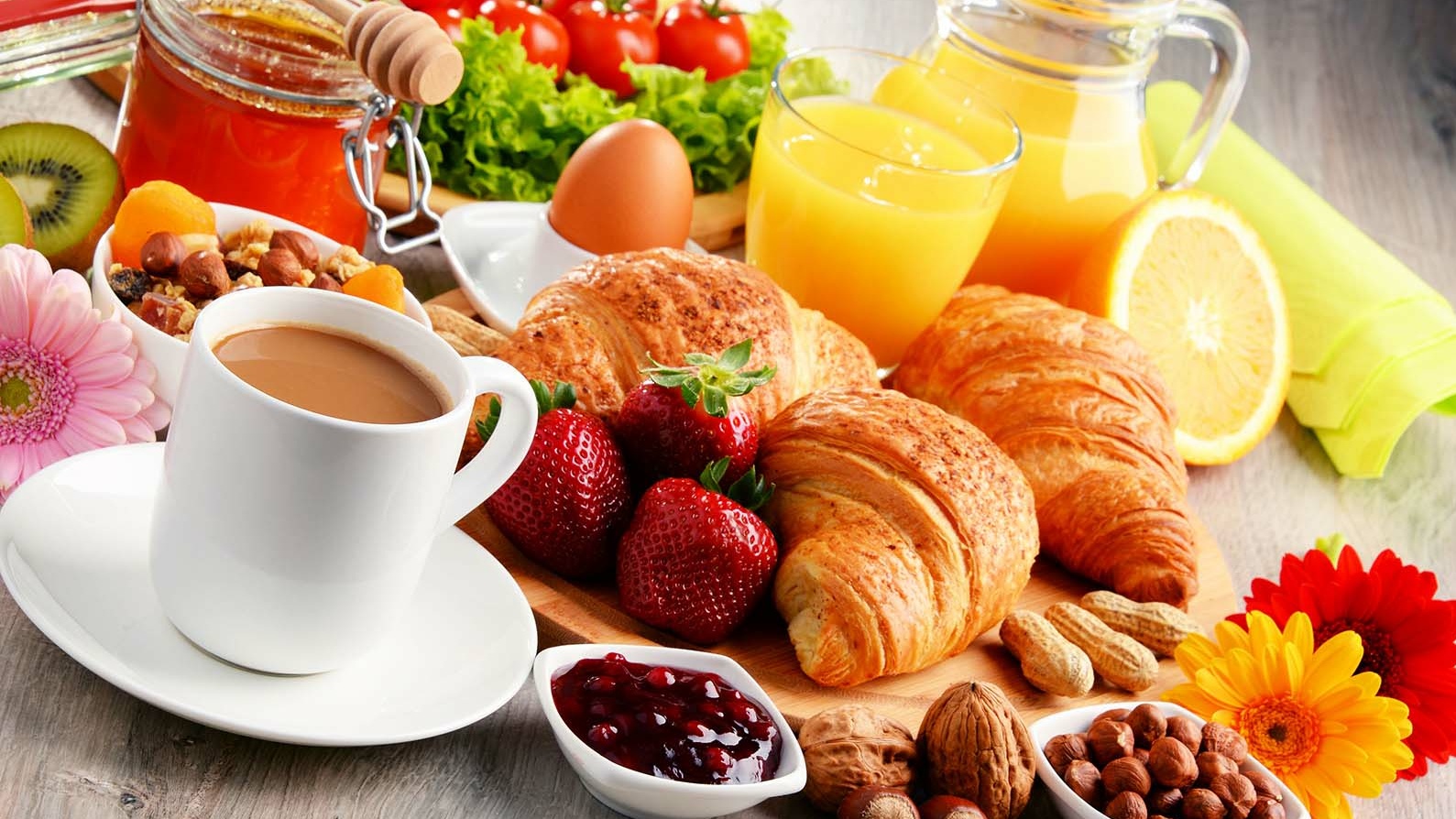 Buntes Frühstück mit Kaffee, Gebäck und Obst