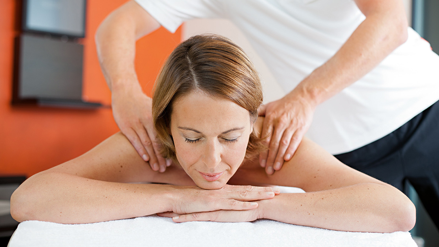 Eine Person bekommt eine Massage von einer Therapeutin