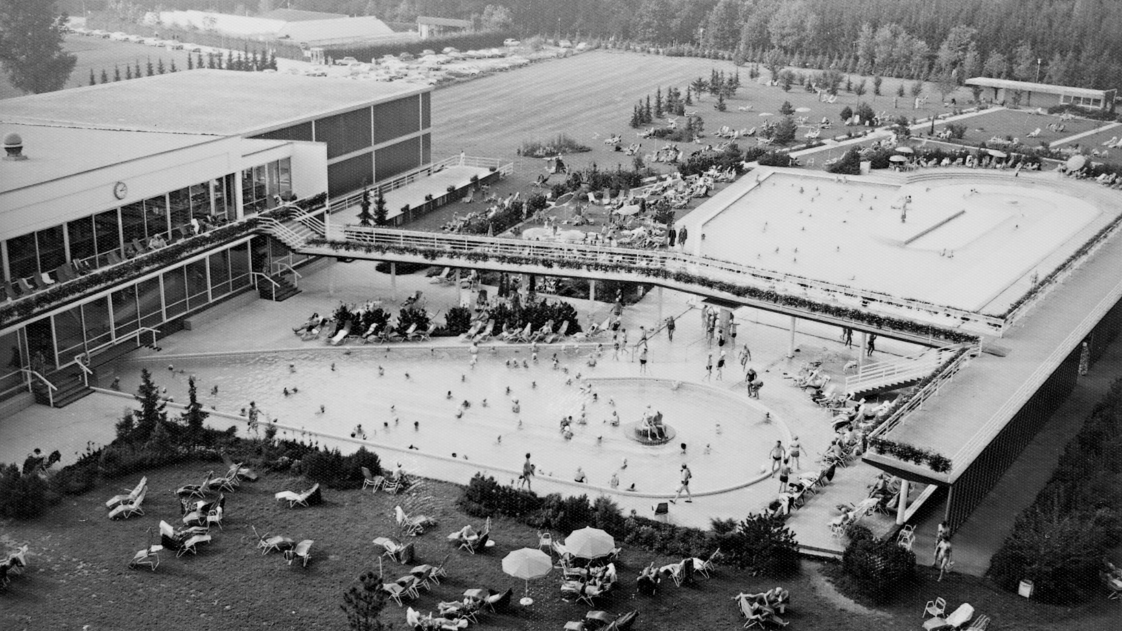 Schwarz-weiße Luftaufnahme der Außenbereiche der Johannesbad Therme 
