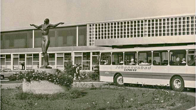 Aufnahme in schwarz-weiß von der Johannesbad Therme mit eigenem Shuttle-Bus