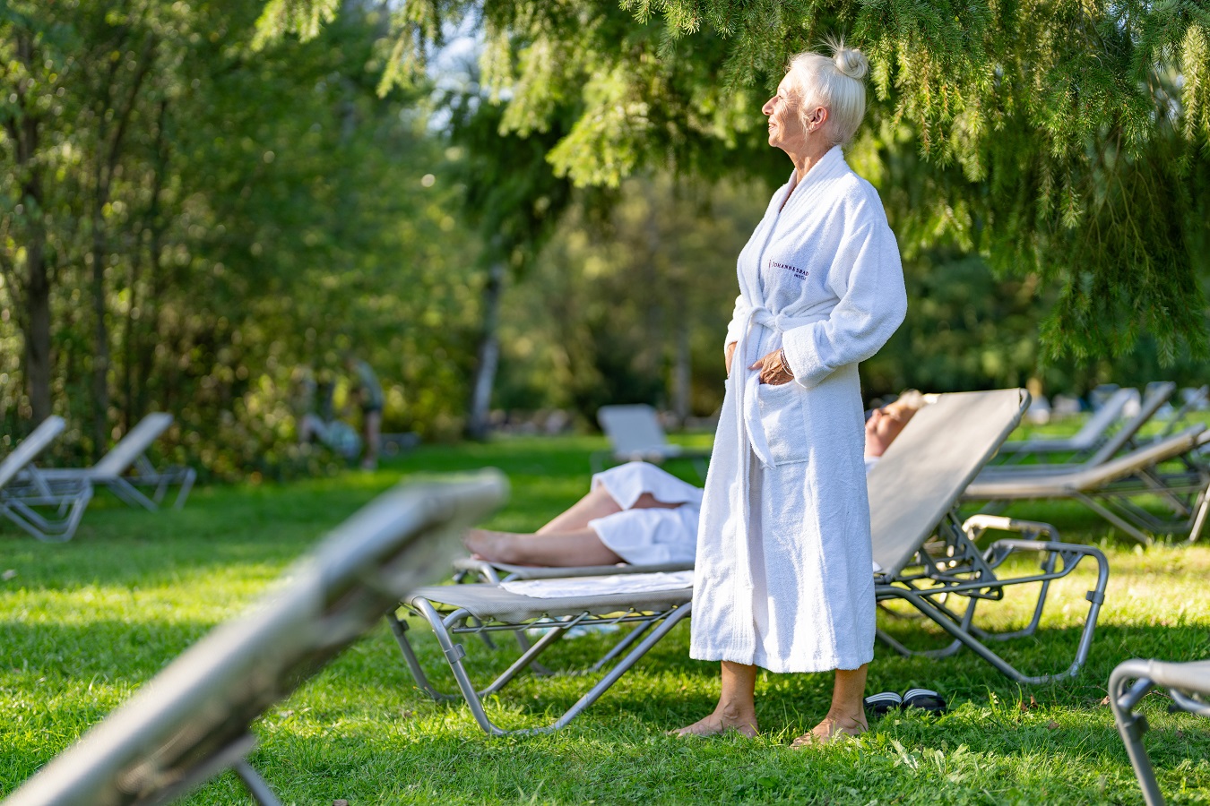 Frau steht auf der Liegewiese der Johannesbad Therme